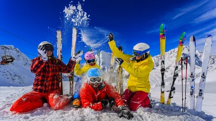 Cercles muraux Sports dhiver Héhé, profitant des vacances d& 39 hiver dans les montagnes. Jouer avec la neige, Soleil en haute montagne. Vacances d& 39 hiver.