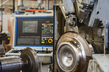 Anlage zum Metalldrücken, CNC Computer gesteuert, Querformat