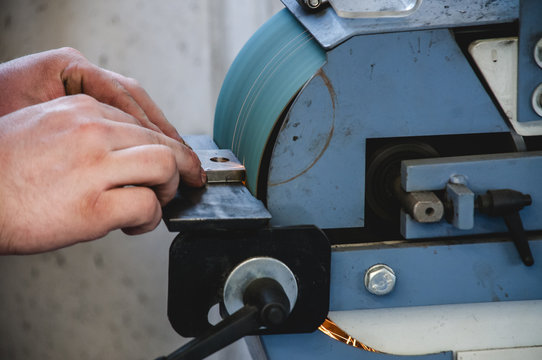 Metall abschleifen mit der Bandschleifmaschine
