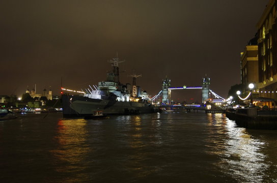 Night view of the HMS Belfast ship and Tower bridge