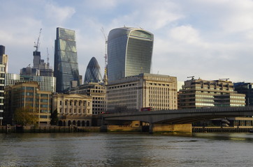 Fototapeta na wymiar View of London Downtown from the Thames riverside