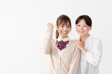 ガッツポーズをする女子高生と母親