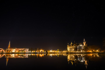 Fototapeta na wymiar Die Schweriner City bei Nacht