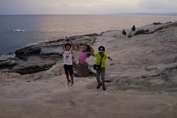 和歌山　千畳敷の夕暮れ　子供達　三兄弟　トリオ　ジャンプ　記念撮影　小学生　夕焼け　水平線　家族旅行