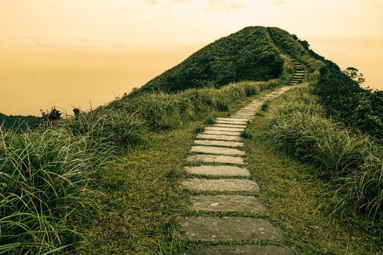 Fototapeta Baśniowy krajobraz i odskocznia do ścieżki nad wzgórzem na horyzoncie na Caoling Historic Trail na Tajwanie