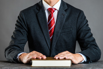 ビジネスマンと本 スタジオ撮影