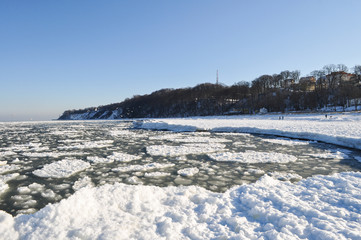 Eiszapfen an der Seebrücke Göhren auf Rügen