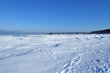 Fototapeta na wymiar Eiszapfen an der Seebrücke Göhren auf Rügen
