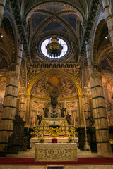 Fototapeta na wymiar Splendido altare della cattedrale di Santa Maria Assunta a Siena in Toscana