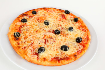 Pizza mit Oliven und Salami