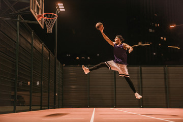 Stylish basketball player - obrazy, fototapety, plakaty