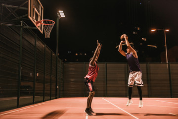 Guys playing basketball - obrazy, fototapety, plakaty