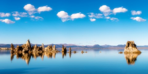 Fototapeta na wymiar Panorama Spiegelung Kalktuff Formationen am Mono Lake