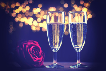 Champagner und rote Rose