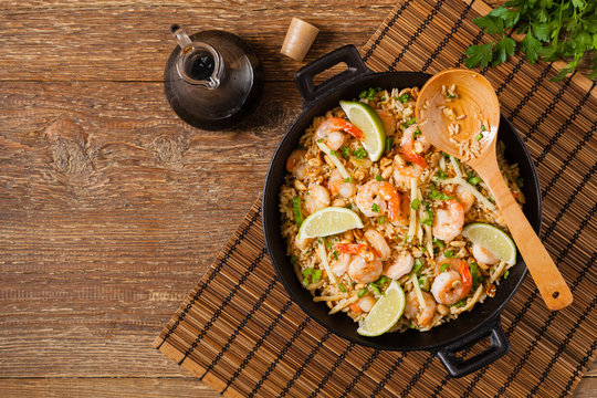 Fried rice with shrimp in Thai.