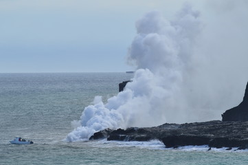 Fototapeta na wymiar Lava Melting With The Sea. Big Island, Hawai, USA. EEUU.