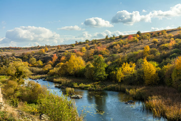 Naklejka premium Terrific view of the River Canyon on a sunny fall day