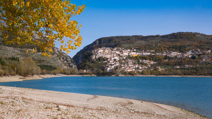 Obraz premium Barrea lake (Abruzzo, Italy) - Autumn in Barrea lake and its colors