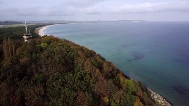 Herbstlicher Drohnenflug (Schwenk) auf R&uuml;gen (Thiessow) mit Blick auf Meer/ Strand / Wald