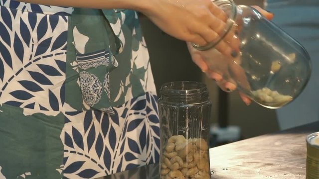 Putting haricots into a jar
