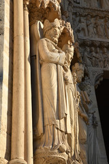 Statues des Apôtres du portail de Notre-Dame à Paris, France
