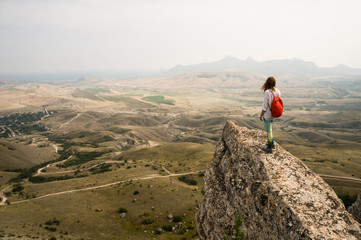 Obraz premium woman standing on cliff