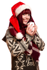 Attraktive junge Frau mit Nikolausmütze und Tasse 