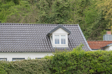 Dachgaube auf einem Hausdach mit Fenster
