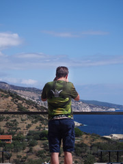 Mężczyzna robiący zdjęcie wybrzeża greckiej wyspy Thassos