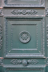 Porte moulurée à décor en fer fogé vert