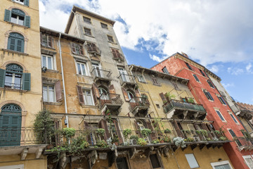 Balkon an einem Wohnhaus in Verona, Italien