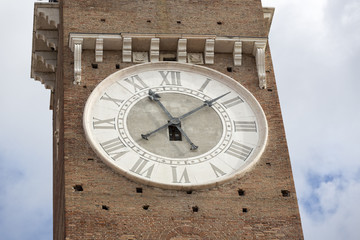 Fototapeta na wymiar Turmuhr am Torre dei Lamberti in Verona, Italien