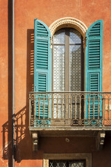 Fenster mit Fensterläden und Balkon, Verona, Italien