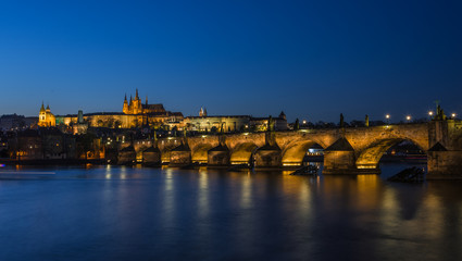 Nacht über Karlsbrücke und Burg von Prag