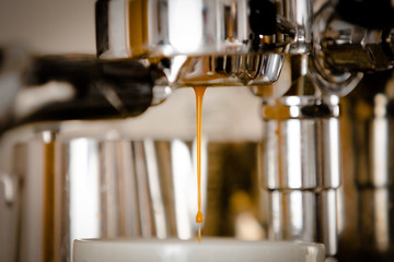 Espressozubereitung mit bodenlosen Siebträger