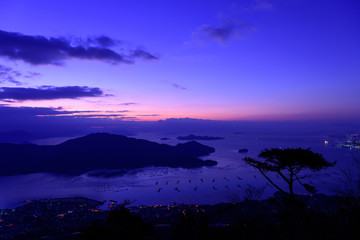 Fototapeta na wymiar 広島　夜明け頃の厳島　経小屋山からの眺め