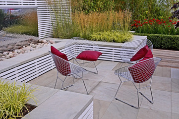 A contemporary garden patio with seating - obrazy, fototapety, plakaty