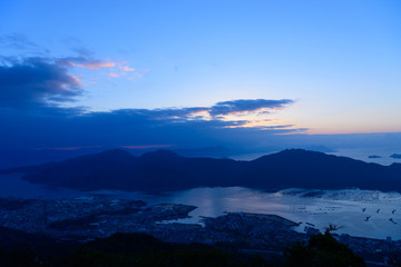 広島　夜明け頃の厳島　経小屋山からの眺め