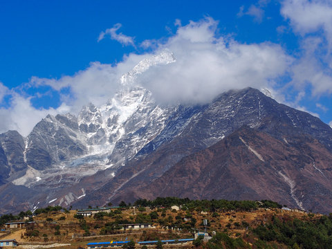 雲がかかったネパールの雪山