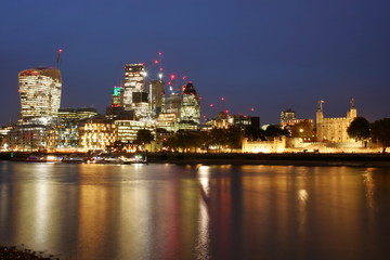Obraz na płótnie Canvas Nocny widok na centrum biznesowe Londynu, Wielka Brytania, długi czas naświetlania