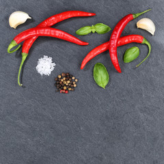 Rote scharfe Peperoni Pfeffer kochen Zutaten Textfreiraum Quadrat Copyspace Schiefertafel von oben