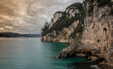 Fototapeta premium Paisaje de acantilados con nubes