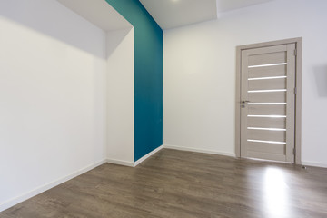 Fototapeta na wymiar Empty room with walls and wooden parquet floor and door