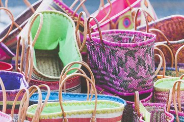 Paniers de march&eacute; color&eacute;s
