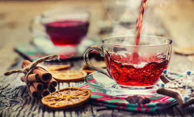 Vin chaud de Noël ou boisson au thé avec orange mandarine anis étoilé cannelle et pain d& 39 épice