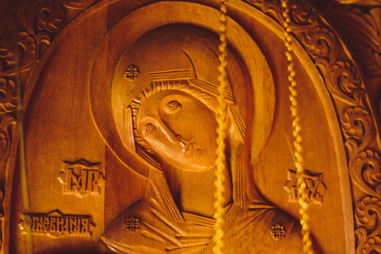 the face of Jesus carved out of wood
