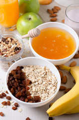 Oatmeal with raisins. Honey, bananas, green apples, nuts