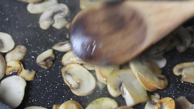champignons au beurre persill&eacute;
