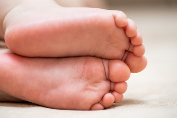 the feet of the infant