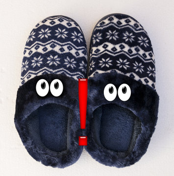 Admiraci&oacute;n.
Representaci&oacute;n de dos caras de admiraci&oacute;n con unas pantuflas.
